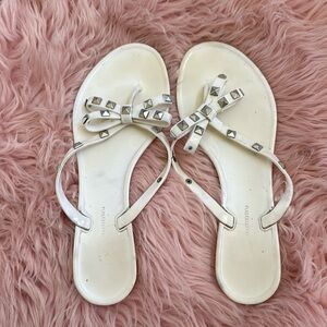 White flip flops, with rihinestone bow